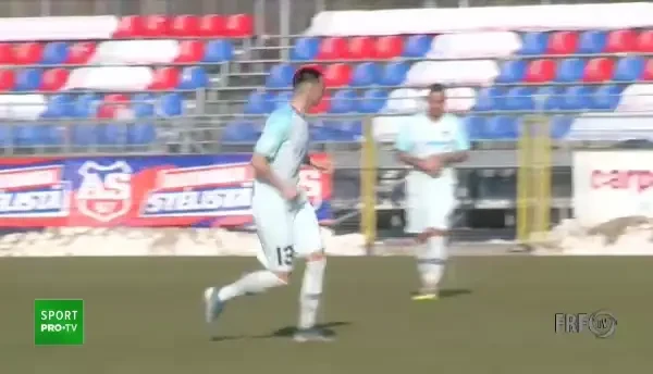 A dat Becali mesaj?! :) Vintila, surprins cu mana pe smartwatch si cu telefonul in mana la pauza meciului! :)