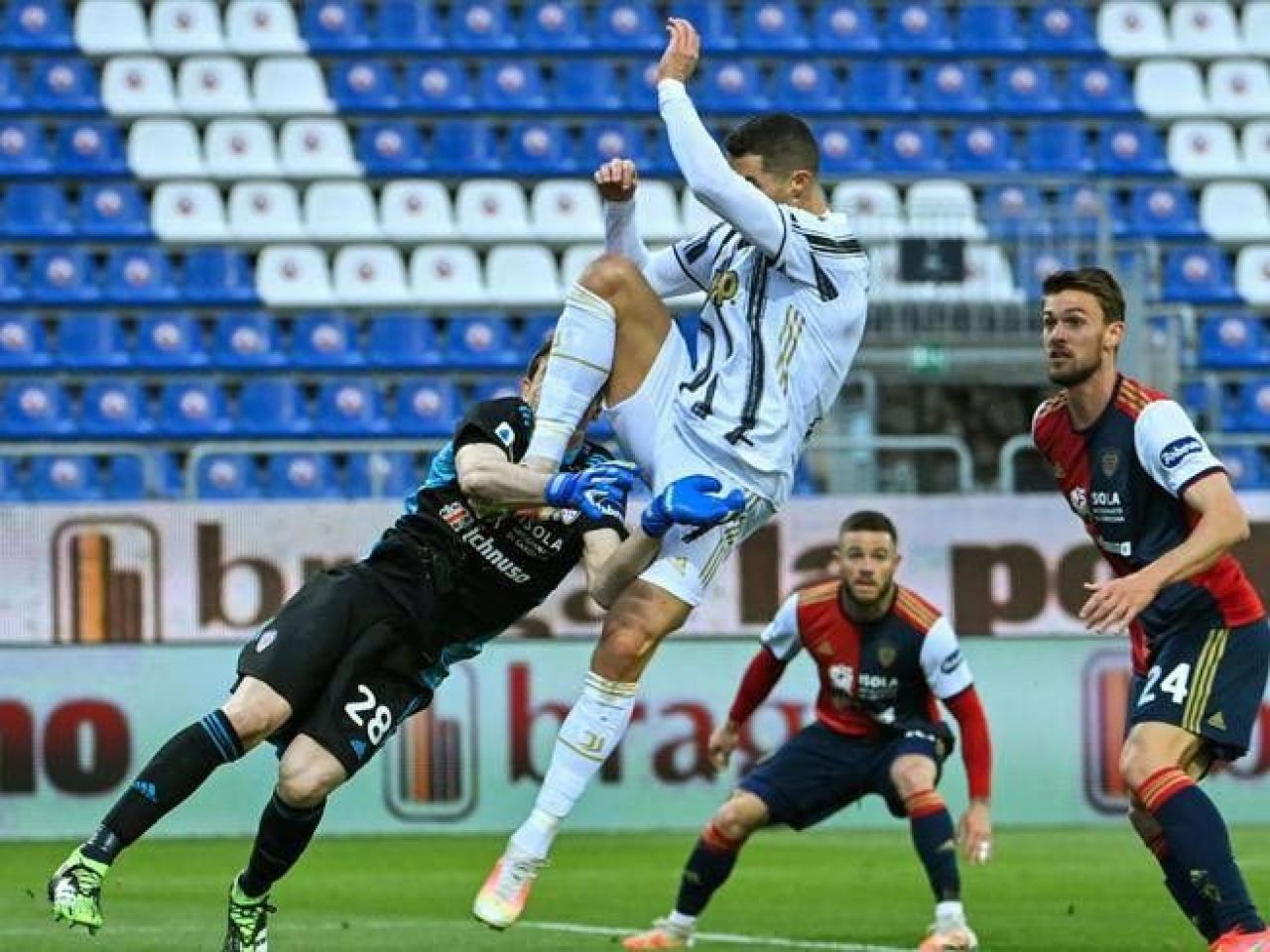 Intrarea CRIMINALA a lui Ronaldo din meciul cu Cagliari! Imaginile care fac inconjurul lumii dupa hattrick-ul starului de la Juventus_1