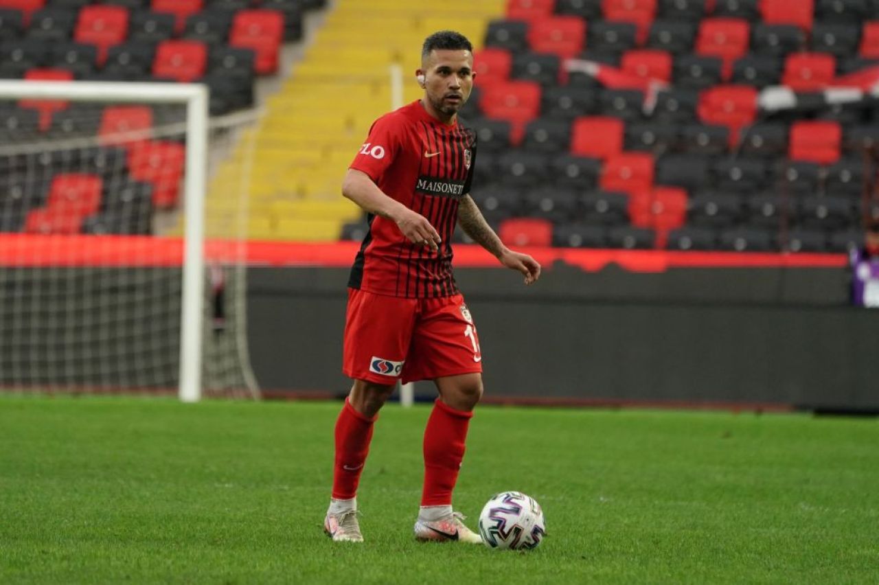Putea sa-i IA CAPUL daca il nimerea in fata! Romanul Morais, victima celui mai brutal atac vazut in fotbal in ultimul deceniu! A avut nevoie de 7 copci! Ce a scris Marca_1