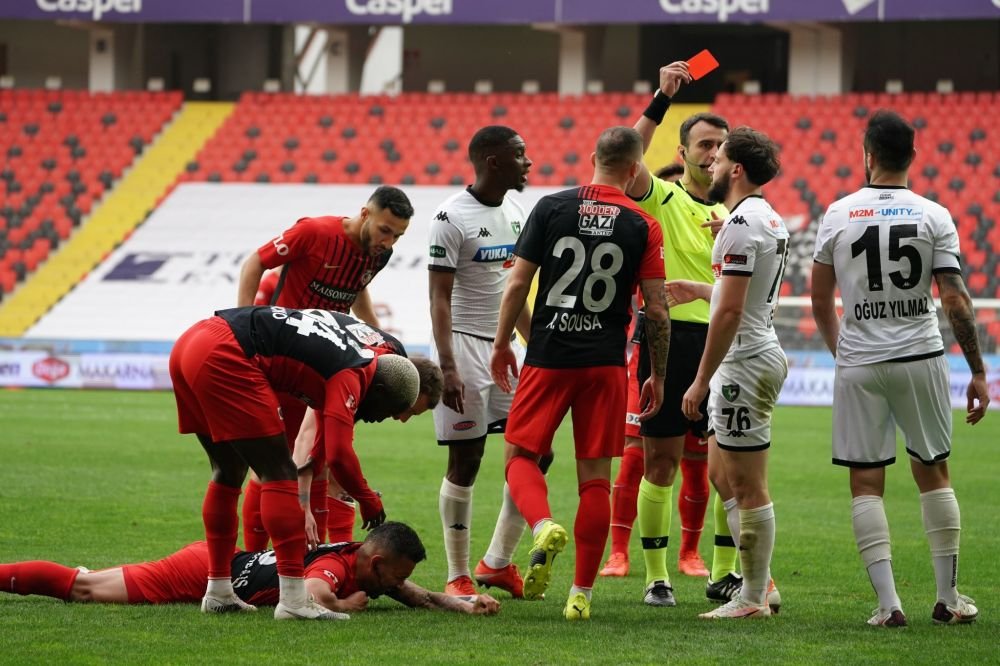 Putea sa-i IA CAPUL daca il nimerea in fata! Romanul Morais, victima celui mai brutal atac vazut in fotbal in ultimul deceniu! A avut nevoie de 7 copci! Ce a scris Marca_2