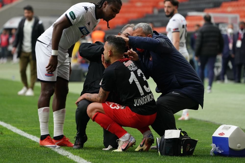Putea sa-i IA CAPUL daca il nimerea in fata! Romanul Morais, victima celui mai brutal atac vazut in fotbal in ultimul deceniu! A avut nevoie de 7 copci! Ce a scris Marca_3