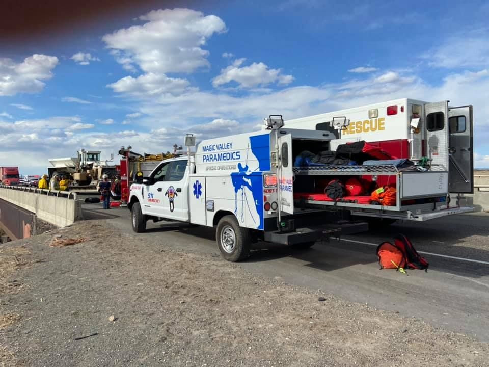 Clipe de cosmar pentru un cuplu! Au atarnat cu masina de un pod la 30 de metri inaltime! Au fost salvati in ultimul moment_4