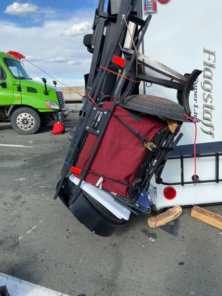 Clipe de cosmar pentru un cuplu! Au atarnat cu masina de un pod la 30 de metri inaltime! Au fost salvati in ultimul moment_5