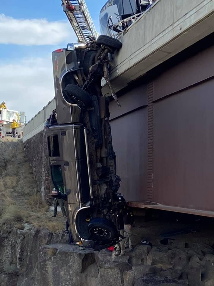 Clipe de cosmar pentru un cuplu! Au atarnat cu masina de un pod la 30 de metri inaltime! Au fost salvati in ultimul moment_12