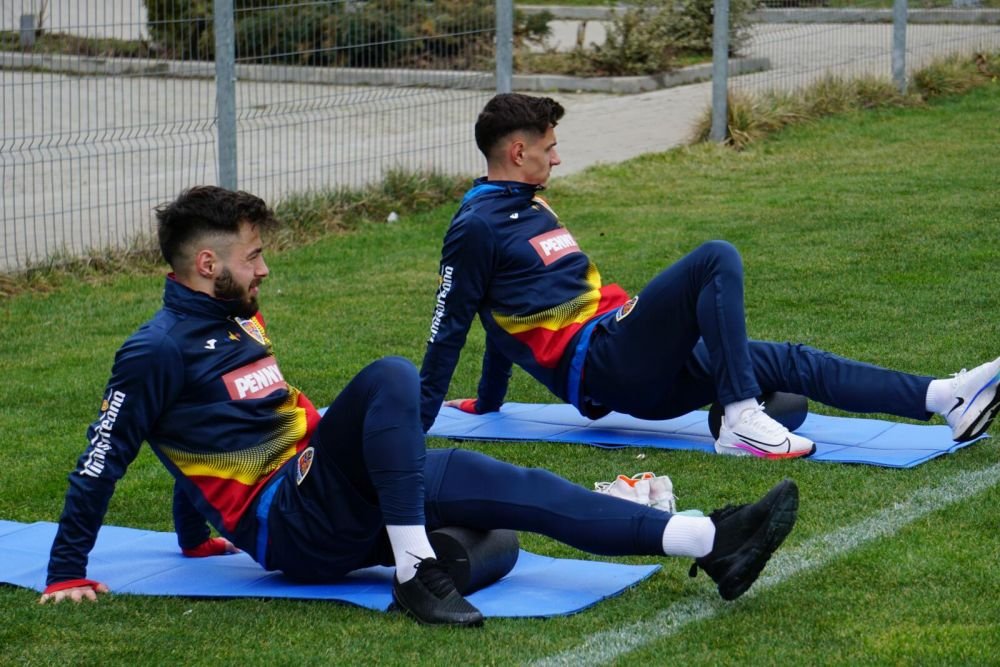 8 jucatori au ajuns deja in cantonamentul nationalei U21! Cum o sa arate mingea de la Europeanul de tineret_3
