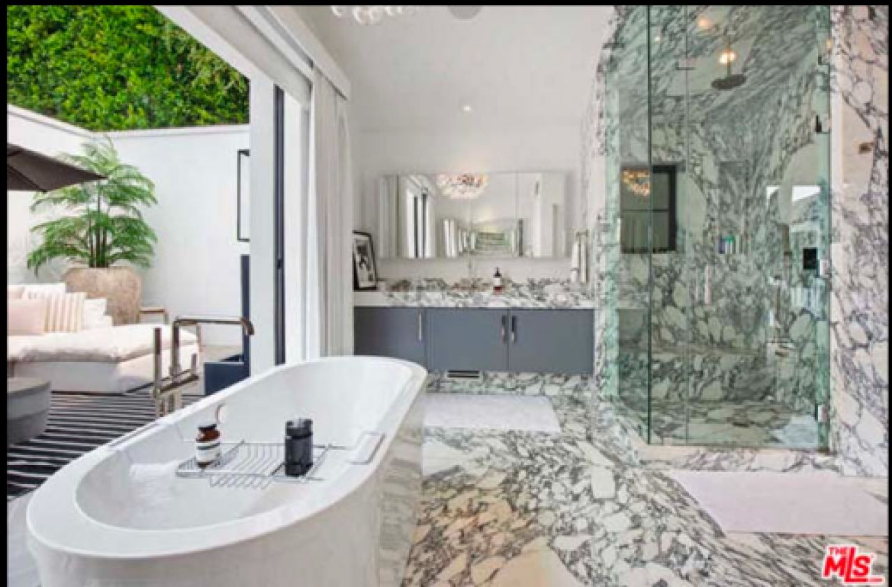 Rihanna si-a cumparat o casa in Beverly Hills! Suma HALUCINANTA cheltuita de artista cu o avere de 550 de milioane de dolari_9
