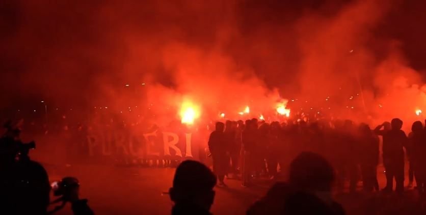 NEBUNIE pe strazile din Zagreb dupa calificarea in sferturile Europa League! Mii de suporteri au luat cu asalt stadionul