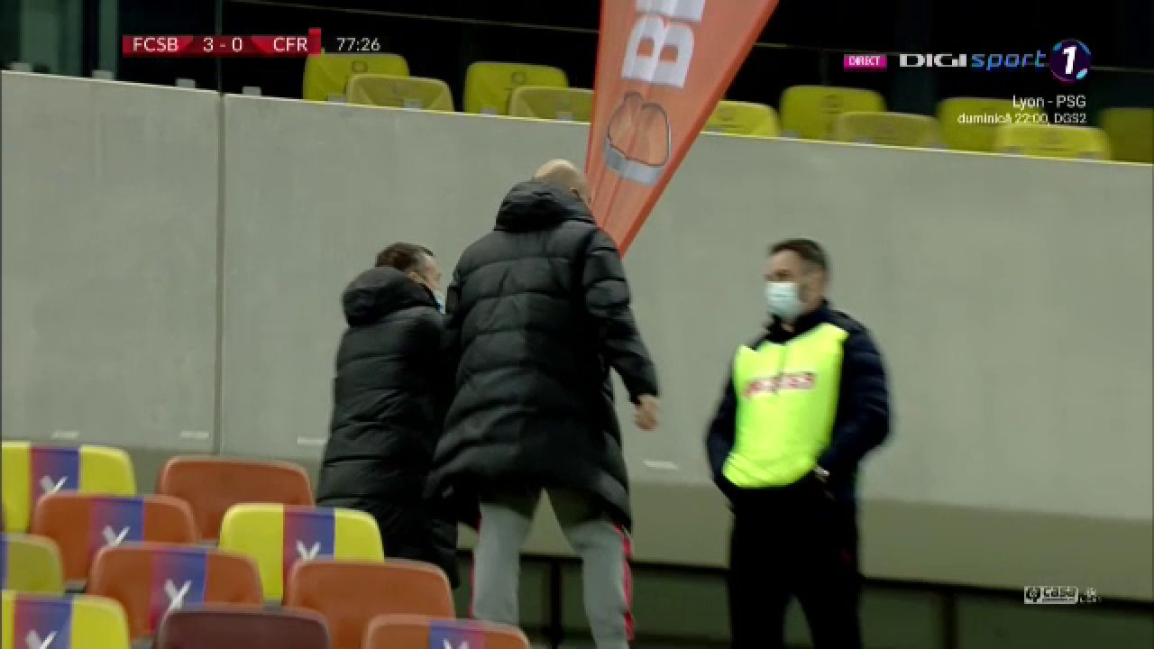 Momente INCREDIBILE pe National Arena dupa golul lui Morutan! MM a luat bannerul sponsorului si a inceput sa ALERGE prin tribuna! Morutan si Popescu au inceput sa danseze ca ROBOTII!_1