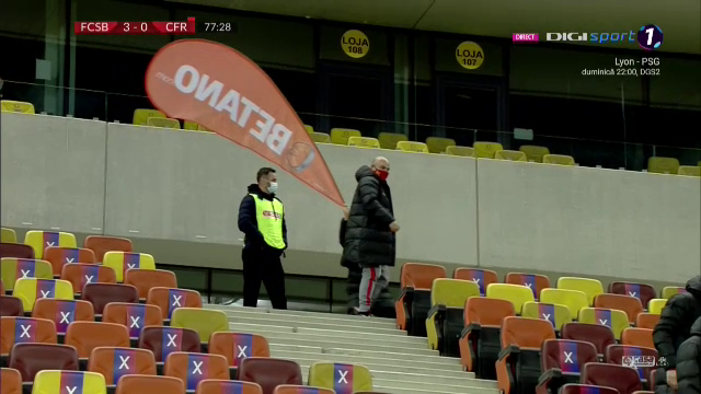 Momente INCREDIBILE pe National Arena dupa golul lui Morutan! MM a luat bannerul sponsorului si a inceput sa ALERGE prin tribuna! Morutan si Popescu au inceput sa danseze ca ROBOTII!_3