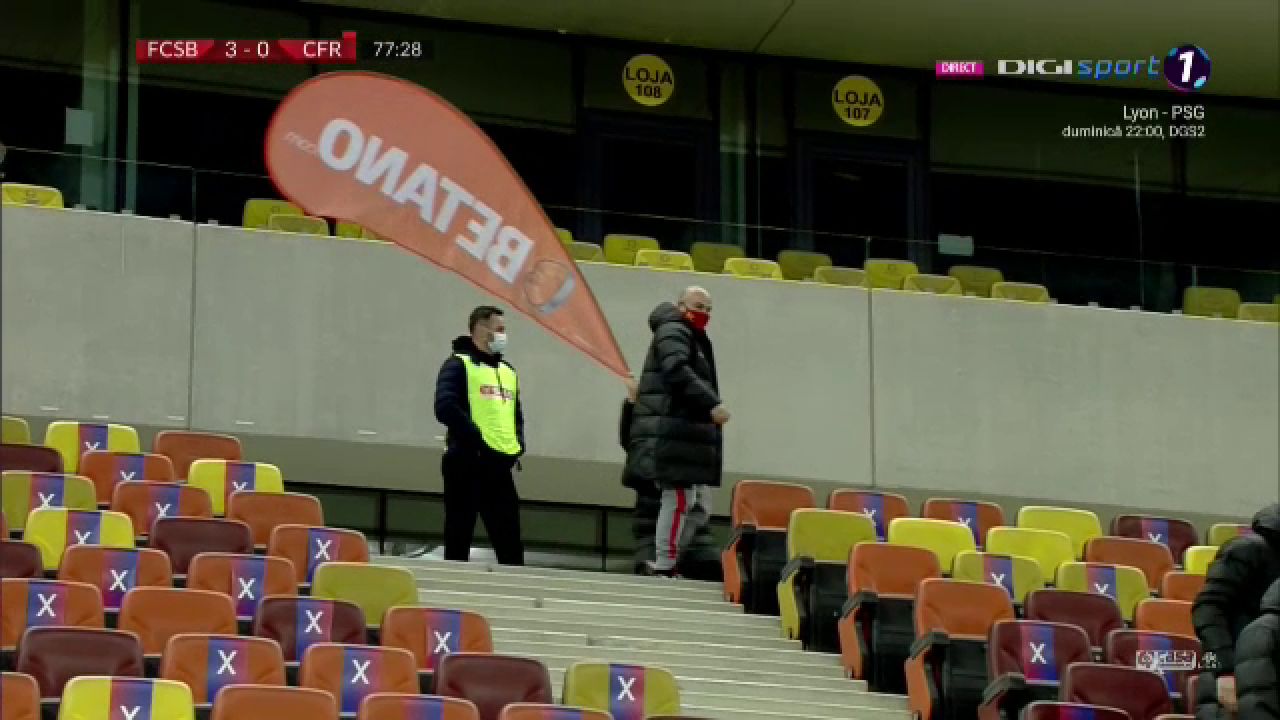 Momente INCREDIBILE pe National Arena dupa golul lui Morutan! MM a luat bannerul sponsorului si a inceput sa ALERGE prin tribuna! Morutan si Popescu au inceput sa danseze ca ROBOTII!_3