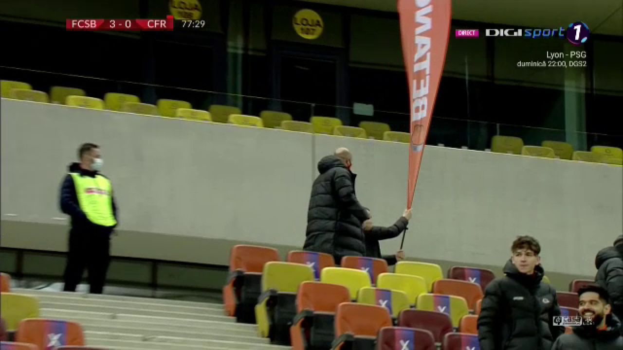 Momente INCREDIBILE pe National Arena dupa golul lui Morutan! MM a luat bannerul sponsorului si a inceput sa ALERGE prin tribuna! Morutan si Popescu au inceput sa danseze ca ROBOTII!_4