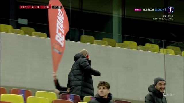 Momente INCREDIBILE pe National Arena dupa golul lui Morutan! MM a luat bannerul sponsorului si a inceput sa ALERGE prin tribuna! Morutan si Popescu au inceput sa danseze ca ROBOTII!_5
