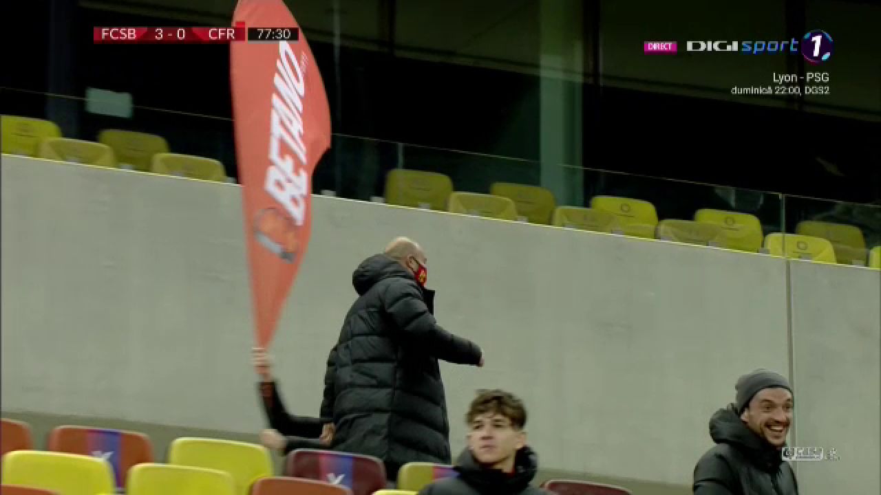 Momente INCREDIBILE pe National Arena dupa golul lui Morutan! MM a luat bannerul sponsorului si a inceput sa ALERGE prin tribuna! Morutan si Popescu au inceput sa danseze ca ROBOTII!_5