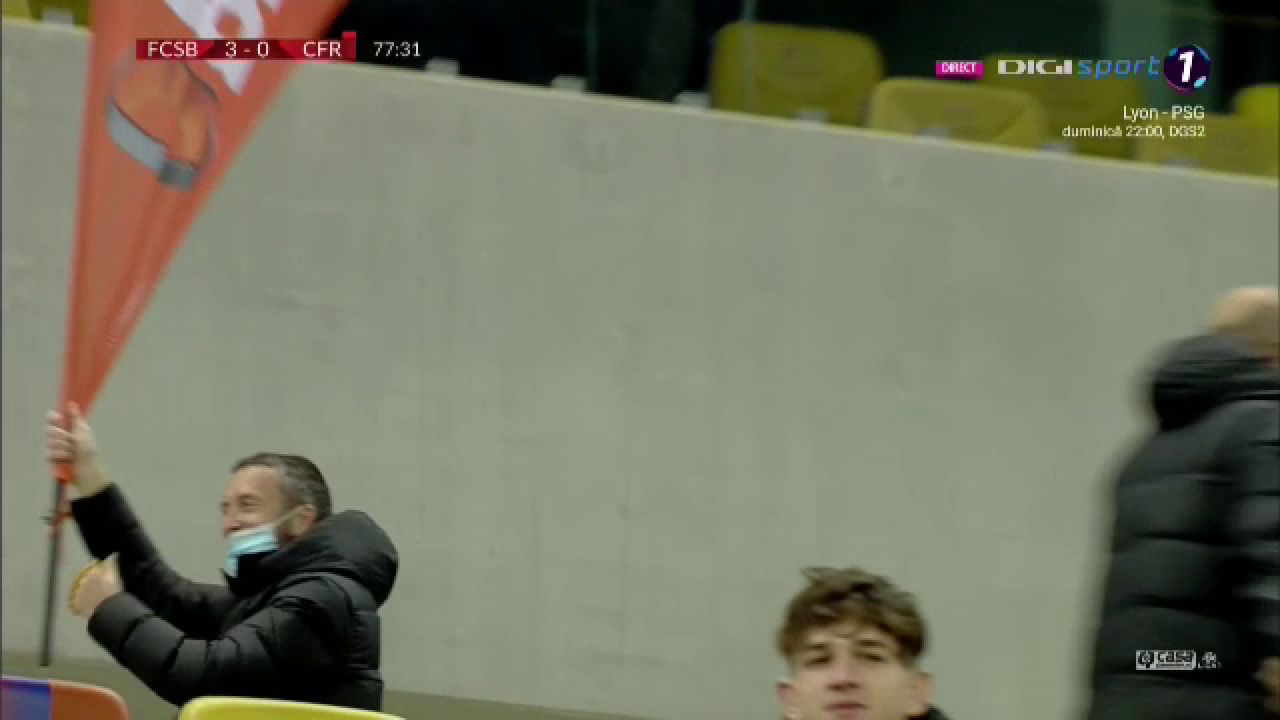 Momente INCREDIBILE pe National Arena dupa golul lui Morutan! MM a luat bannerul sponsorului si a inceput sa ALERGE prin tribuna! Morutan si Popescu au inceput sa danseze ca ROBOTII!_6