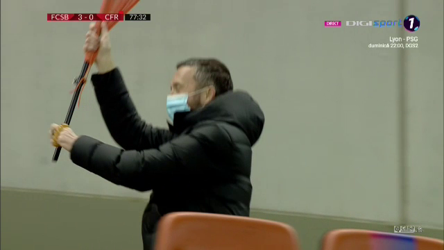 Momente INCREDIBILE pe National Arena dupa golul lui Morutan! MM a luat bannerul sponsorului si a inceput sa ALERGE prin tribuna! Morutan si Popescu au inceput sa danseze ca ROBOTII!_7