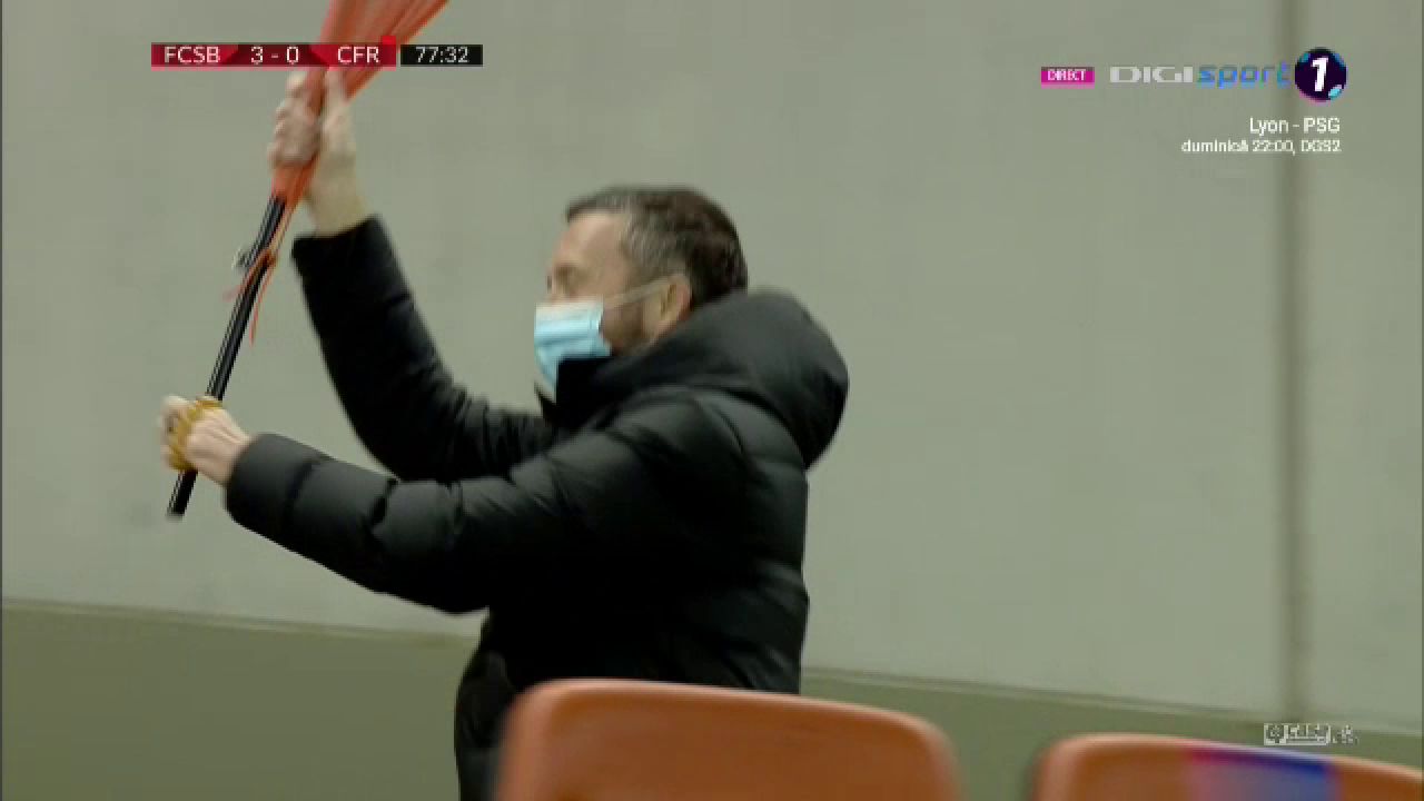Momente INCREDIBILE pe National Arena dupa golul lui Morutan! MM a luat bannerul sponsorului si a inceput sa ALERGE prin tribuna! Morutan si Popescu au inceput sa danseze ca ROBOTII!_7