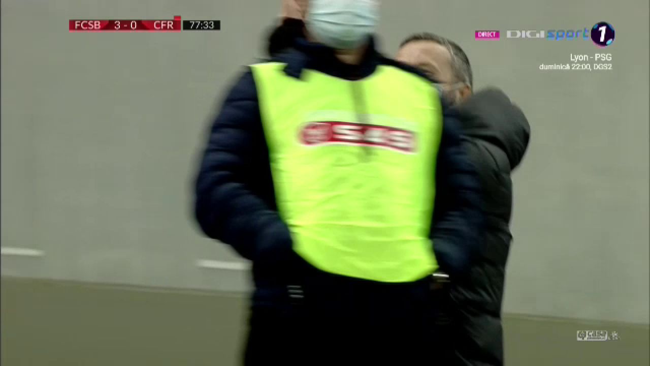 Momente INCREDIBILE pe National Arena dupa golul lui Morutan! MM a luat bannerul sponsorului si a inceput sa ALERGE prin tribuna! Morutan si Popescu au inceput sa danseze ca ROBOTII!_8
