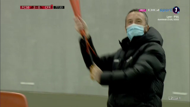 Momente INCREDIBILE pe National Arena dupa golul lui Morutan! MM a luat bannerul sponsorului si a inceput sa ALERGE prin tribuna! Morutan si Popescu au inceput sa danseze ca ROBOTII!_9