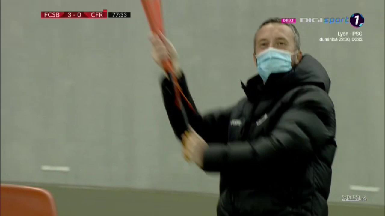 Momente INCREDIBILE pe National Arena dupa golul lui Morutan! MM a luat bannerul sponsorului si a inceput sa ALERGE prin tribuna! Morutan si Popescu au inceput sa danseze ca ROBOTII!_9