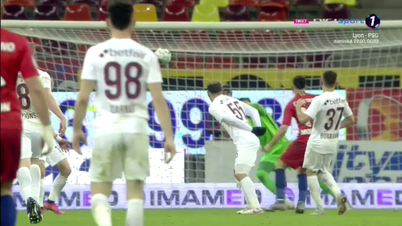 Momente INCREDIBILE pe National Arena dupa golul lui Morutan! MM a luat bannerul sponsorului si a inceput sa ALERGE prin tribuna! Morutan si Popescu au inceput sa danseze ca ROBOTII!_10