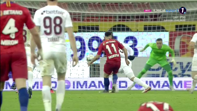 Momente INCREDIBILE pe National Arena dupa golul lui Morutan! MM a luat bannerul sponsorului si a inceput sa ALERGE prin tribuna! Morutan si Popescu au inceput sa danseze ca ROBOTII!_11