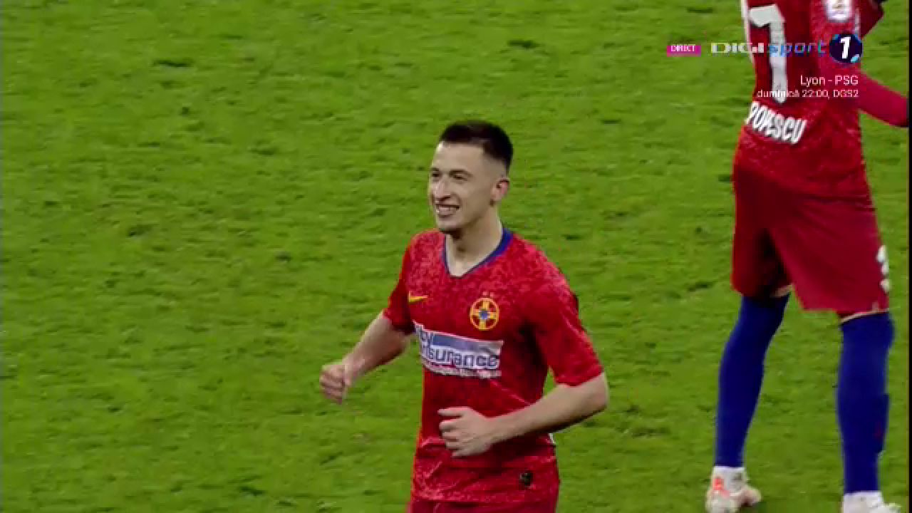 Momente INCREDIBILE pe National Arena dupa golul lui Morutan! MM a luat bannerul sponsorului si a inceput sa ALERGE prin tribuna! Morutan si Popescu au inceput sa danseze ca ROBOTII!_13