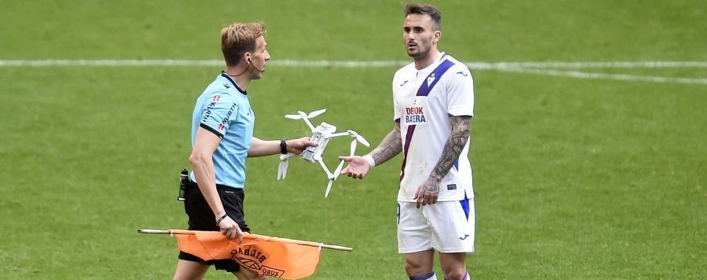 IREAL! O DRONA s-a prabusit pe teren in timpul meciului langa fostul dinamovist Garcia! Momente nemaivazute la meciul lui Bilbao! Ce scria pe bannerul pe care-l avea_3