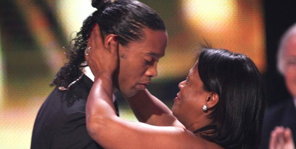 Panica majora in Brazilia: "Bea NON-STOP dupa moartea mamei sale!" Ronaldinho se autodistruge cu petreceri INUNDATE de alcool!