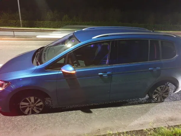 Halucinant! O femeie din Anglia a fost vazuta conducand o masina fara doua cauciucuri! Cum s-a terminat povestea incredibila