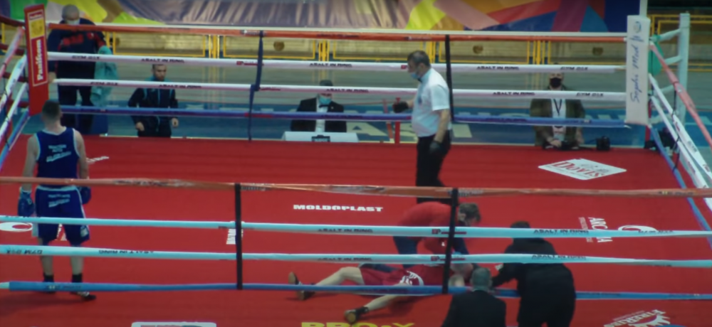 Atentie, imagini cu puternic impact emotional! KO devastator la Cupa Romaniei! Si-a SPULBERAT adversarul, care a inceput sa TRMEURE pe podea! Ce a putut sa-i faca