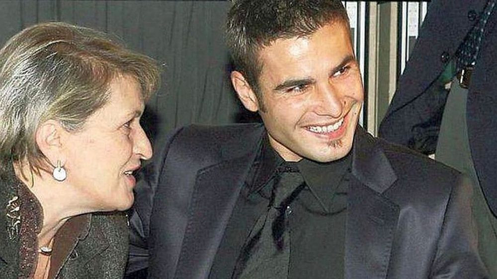 Mama lui Mutu a dezvaluit TOT! Ce face in fiecare zi cand fiul ei are meci la ora 12 fix :)