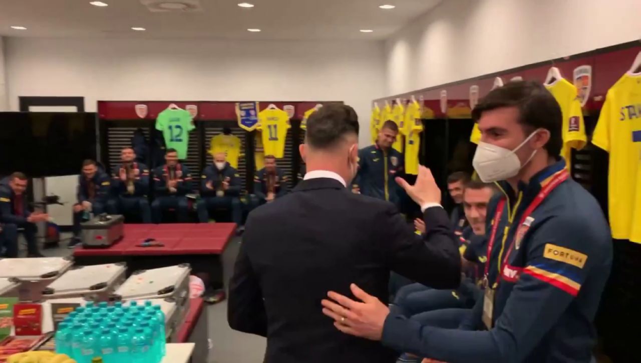 Moment INCREDIBIL inainte de Romania - Macedonia! Radoi a obtinut al doilea test negativ si a intrat peste jucatori in vestiar! Ce reactie au avut_4