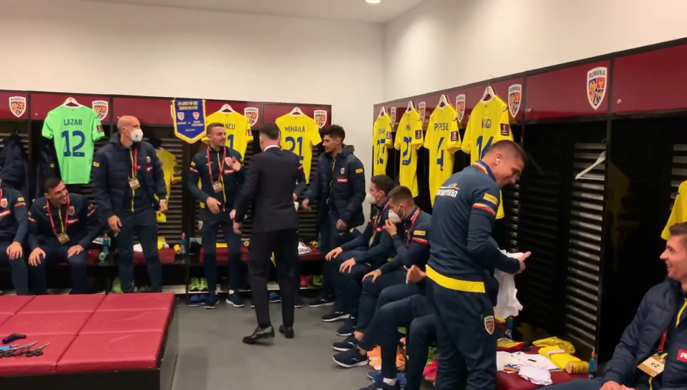 Moment INCREDIBIL inainte de Romania - Macedonia! Radoi a obtinut al doilea test negativ si a intrat peste jucatori in vestiar! Ce reactie au avut_6