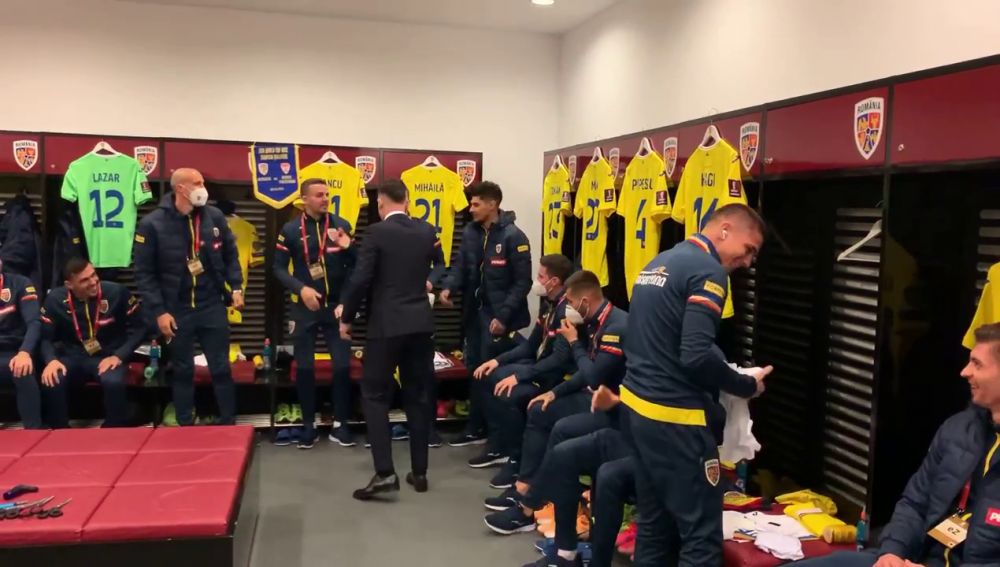 Moment INCREDIBIL inainte de Romania - Macedonia! Radoi a obtinut al doilea test negativ si a intrat peste jucatori in vestiar! Ce reactie au avut_6