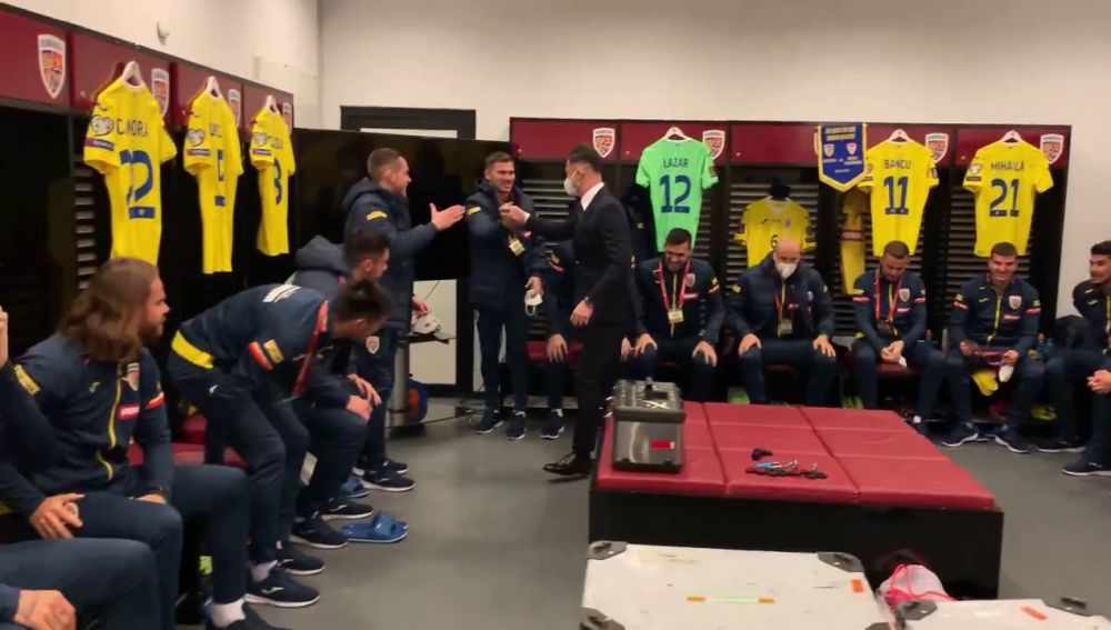 Moment INCREDIBIL inainte de Romania - Macedonia! Radoi a obtinut al doilea test negativ si a intrat peste jucatori in vestiar! Ce reactie au avut_7