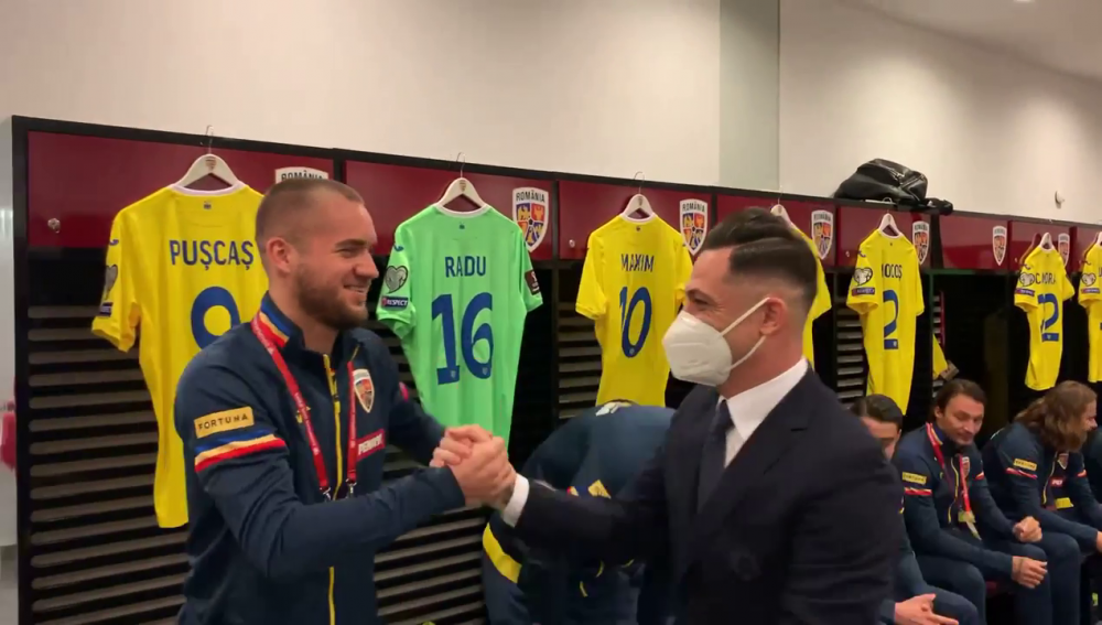 Moment INCREDIBIL inainte de Romania - Macedonia! Radoi a obtinut al doilea test negativ si a intrat peste jucatori in vestiar! Ce reactie au avut_9