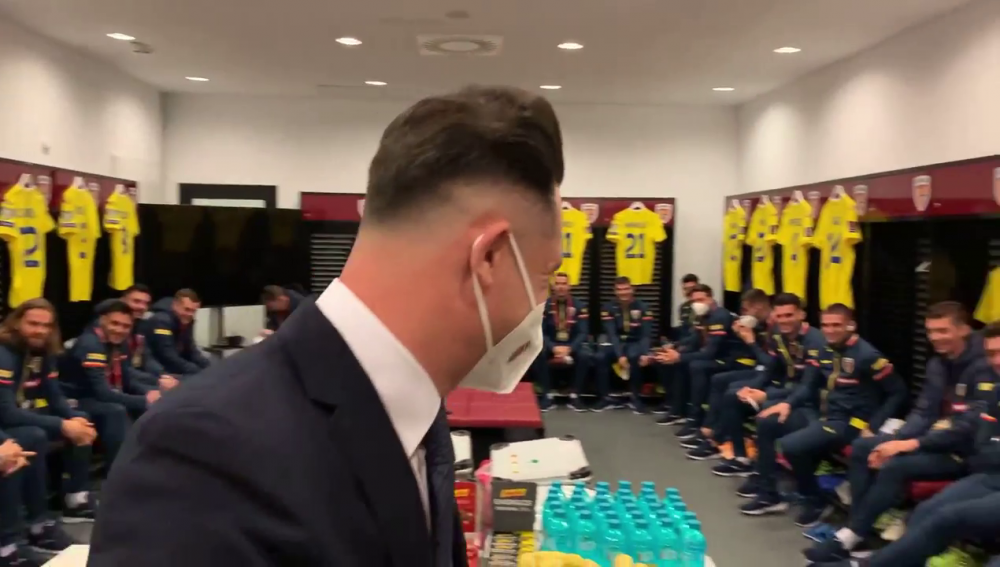 Moment INCREDIBIL inainte de Romania - Macedonia! Radoi a obtinut al doilea test negativ si a intrat peste jucatori in vestiar! Ce reactie au avut_10