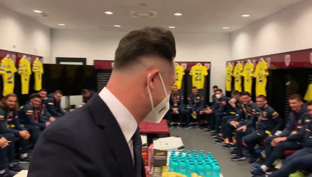 Moment INCREDIBIL inainte de Romania - Macedonia! Radoi a obtinut al doilea test negativ si a intrat peste jucatori in vestiar! Ce reactie au avut_10