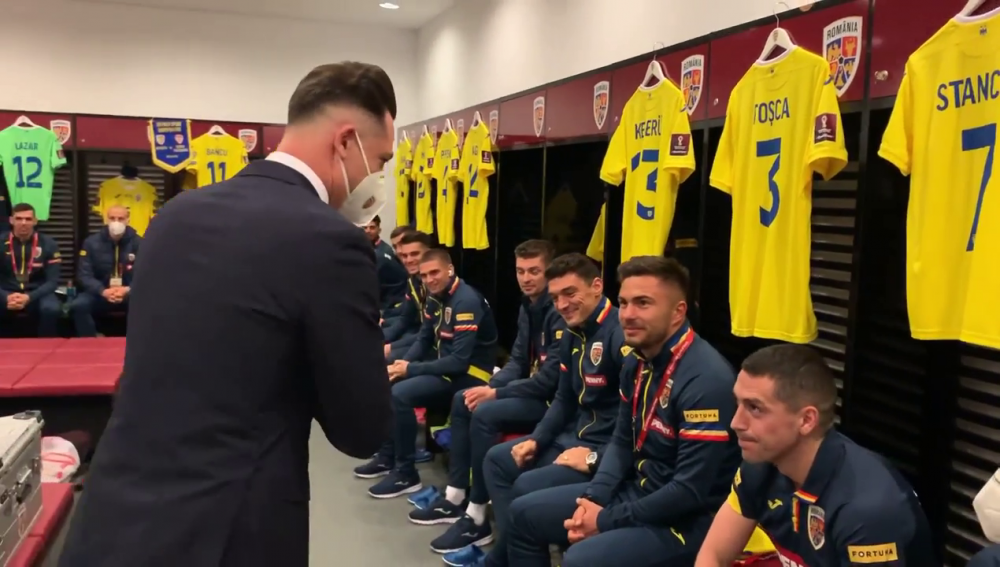 Moment INCREDIBIL inainte de Romania - Macedonia! Radoi a obtinut al doilea test negativ si a intrat peste jucatori in vestiar! Ce reactie au avut_12