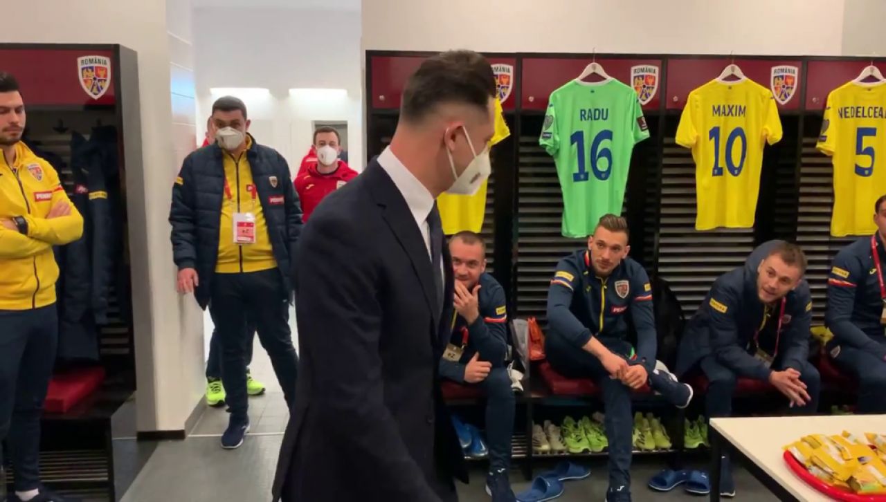 Moment INCREDIBIL inainte de Romania - Macedonia! Radoi a obtinut al doilea test negativ si a intrat peste jucatori in vestiar! Ce reactie au avut_14