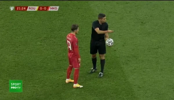 Lovitura libera pentru Romania! Marin centreaza pentru Chiriches, care trimite cu capul in bratele portarului