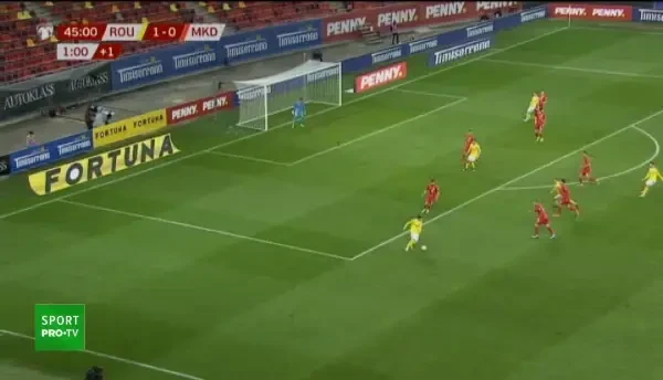 Romania ar fi putut primi un PENALTY in finalul primei reprize! Tanase a fost faultat in careu, insa arbitrul a lasat jocul sa continue