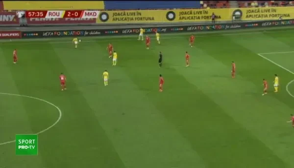 Ocazie Romania! Mihaila ii centreaza lui Keseru, care trimite pe langa poarta