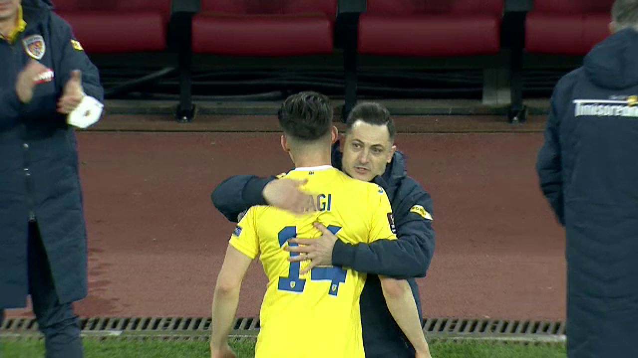 EXCLUSIV | ASTA e momentul care le-a scapat camerelor! Trairi INCREDIBILE pentru Radoi dupa golul lui Hagi! Ce a putut sa-i faca_8