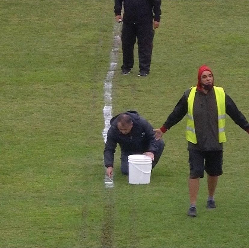 Asa ceva nu s-a mai vazut pana acum pe un teren de fotbal din prima liga! :)) Marcaj ca la scoala pe gazon! Ce a putut sa iasa_2