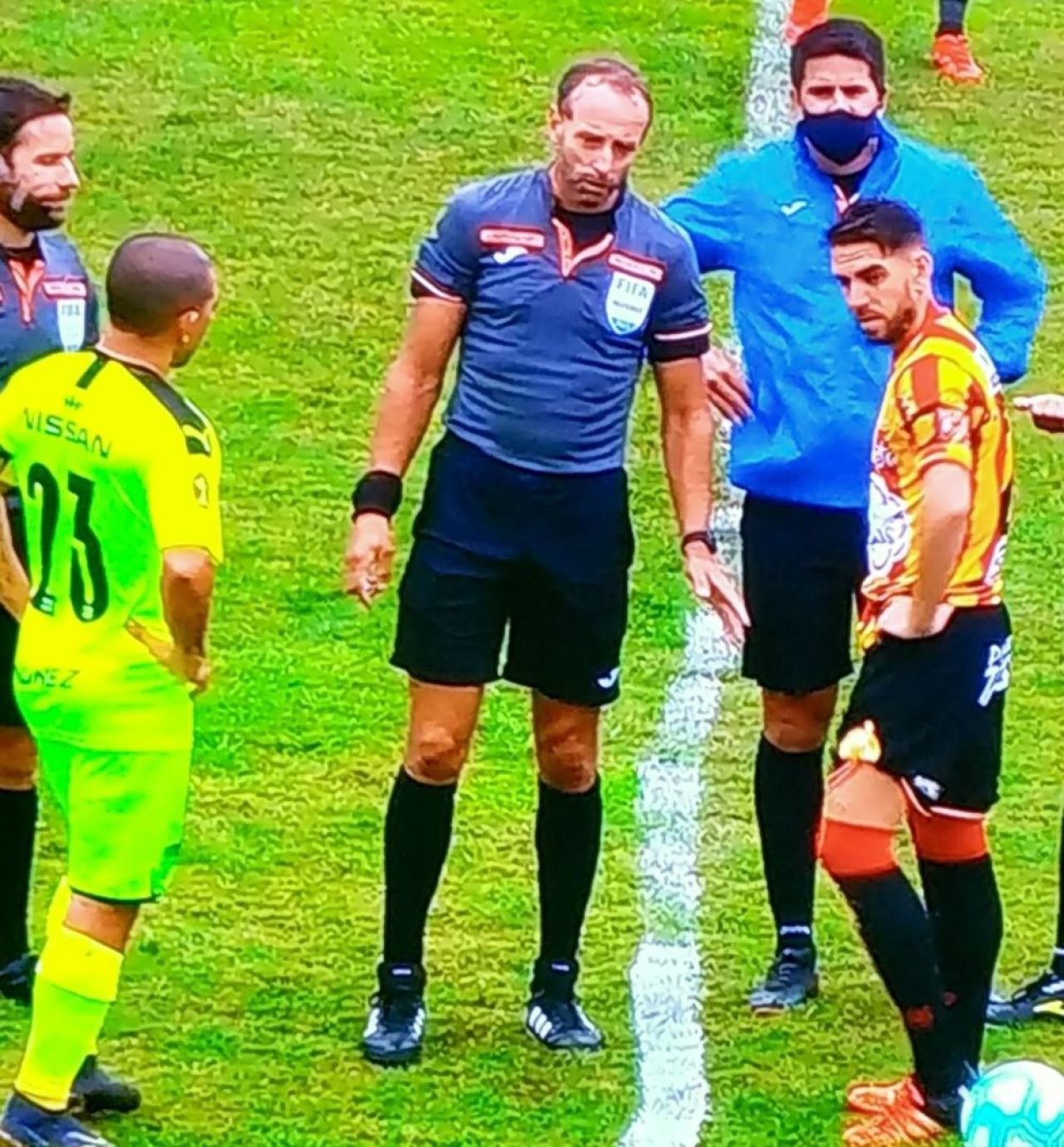 Asa ceva nu s-a mai vazut pana acum pe un teren de fotbal din prima liga! :)) Marcaj ca la scoala pe gazon! Ce a putut sa iasa_3