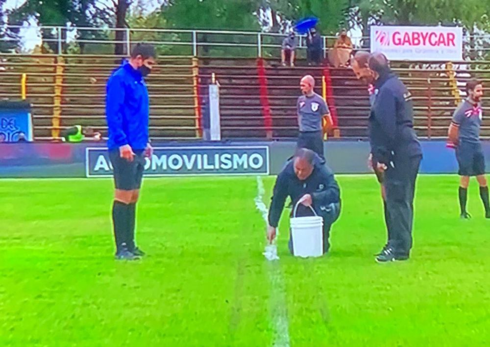 Asa ceva nu s-a mai vazut pana acum pe un teren de fotbal din prima liga! :)) Marcaj ca la scoala pe gazon! Ce a putut sa iasa_4