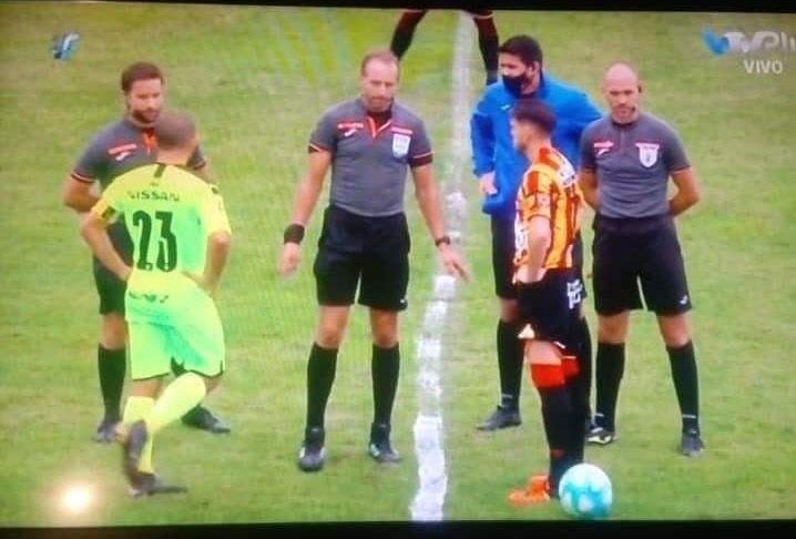 Asa ceva nu s-a mai vazut pana acum pe un teren de fotbal din prima liga! :)) Marcaj ca la scoala pe gazon! Ce a putut sa iasa_5