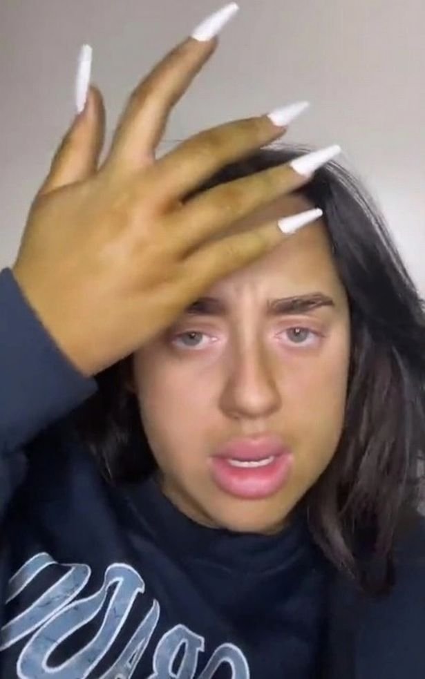 A folosit un autobronzant si pielea ei s-a colorat in verde!&nbsp; Arat ca Shrek! Gafa incredibila pe care a facut-o. Imagini senzationale