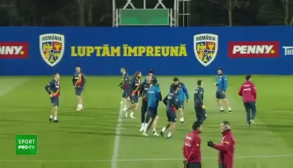 Au luat-o RAZNA! :) Rasete cu zgomot la antrenamentul Romaniei inainte de Germania. S-au distrat ca in copilarie! VIDEO